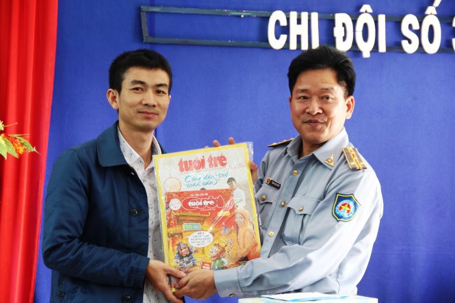 Gia phẩm Tuổi Trẻ Xuân, Tuổi Trẻ Cười Xuân đến với Chi đội Kiểm ngư số 3 Ảnh: PHAN THÀNH