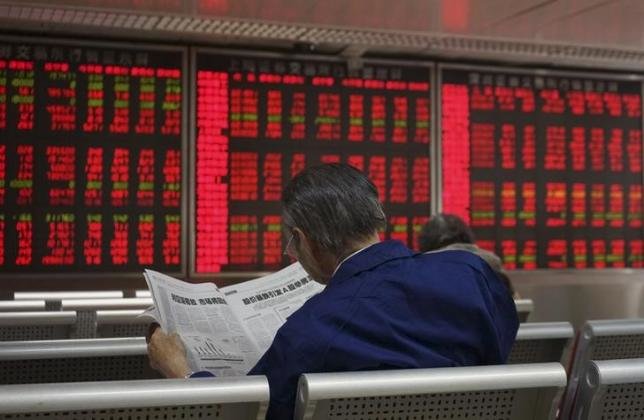 Chứng khoán đỏ sàn tại Bắc Kinh, Trung Quốc Ảnh: Reuters