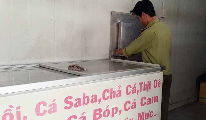 Đoàn kiểm tra đã niêm phong toàn bộ số hàng thực phẩm không rõ nguồn gốc đang được chứa trong kho lạnh - Ảnh: Thúy Hằng