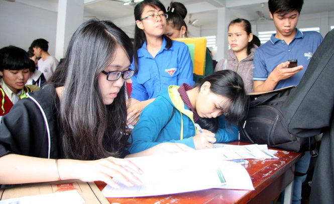 Thí sinh nộp hồ sơ đăng ký xét tuyển ĐH năm 2015. Ảnh: Trần Huỳnh
