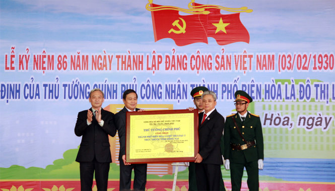 Lãnh đạo TP Biên Hoà đón nhận quyết định lên đô thị loại 1