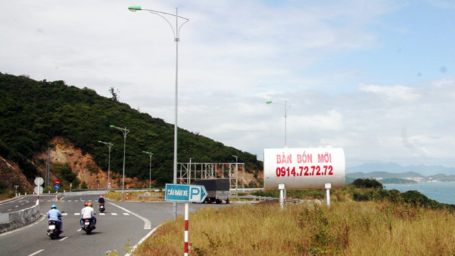 Quảng cáo “bôi bẩn” cảnh quan du lịch trên đường Nguyễn Tất Thành bên vịnh Nha Trang (Khánh Hòa) - Ảnh: Phan Sông Ngân