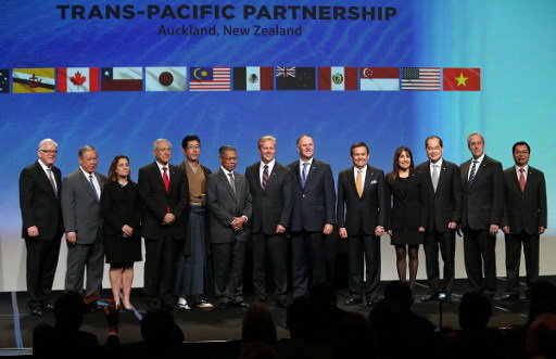 Đại diện 12 quốc gia thành viên tham gia lễ ký kết TPP tại New Zealand - Ảnh: AFP