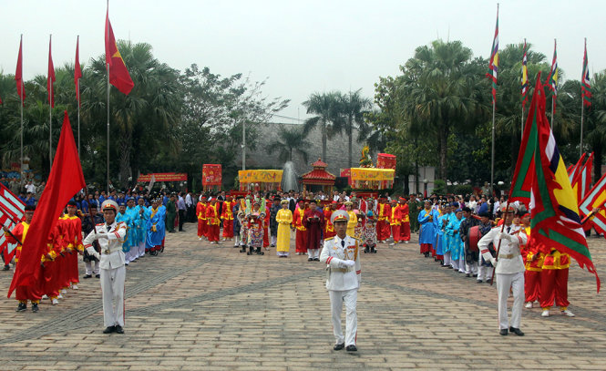 Đội nghi lễ và các đại biểu tiến vào đền thờ Vua Hùng tahực hiện lễ dâng cúng bánh tét - Ảnh: Q.Khải