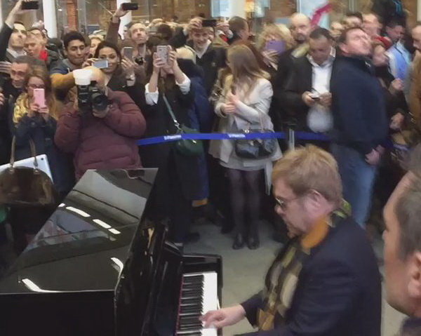 Sir Elton John chơi piano tại ga xe lửa St Pancras International - Ảnh: Guardian