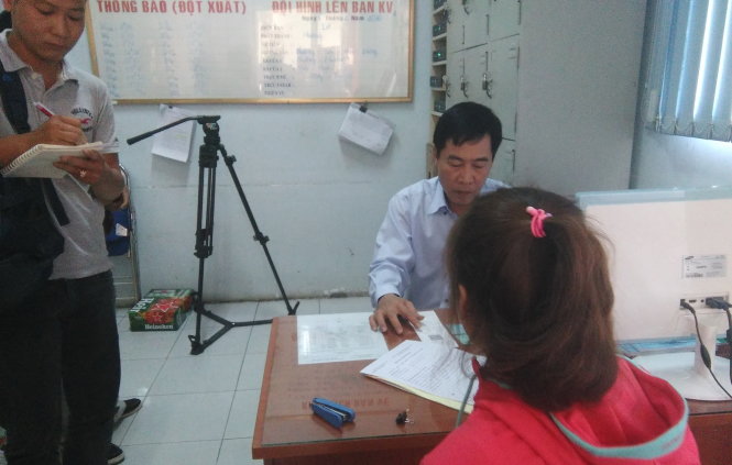 Chị L.T.T quê Quảng Ngãi cho biết mua vé thông qua “cò” được kèm theo giấy CMND giả - Ảnh Đức Phú