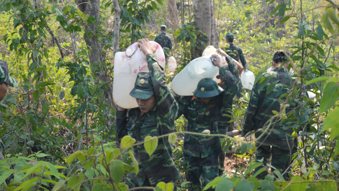 Các chiến sĩ khiêng nước từ dưới biển lên để chữa cháy - Ảnh: Hoàng Trung