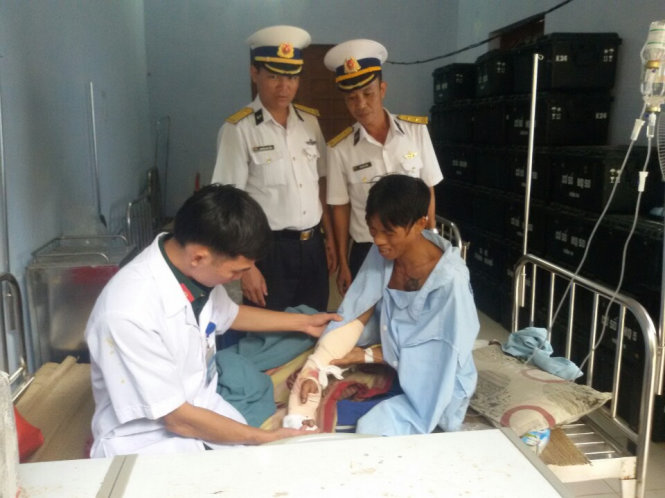 Nạn nhân dang được các Y - Bác sĩ Truoqwfng Sa cứu điều trị