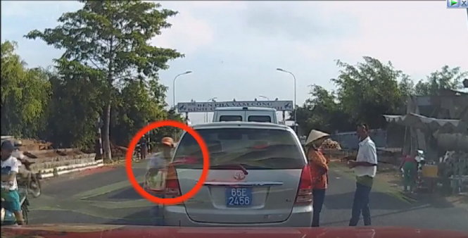 Đánh lừa, gây mất tập trung để đồng bọn nhanh tay cạy cửa chôm đồ - Ảnh: cắt từ clip