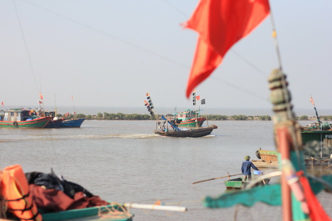 Những con tàu nhỏ đánh bắt gần bờ tổ chức ra khơi đánh bắt nhân dịp đầu xuân mới - Ảnh: Tiến Thắng