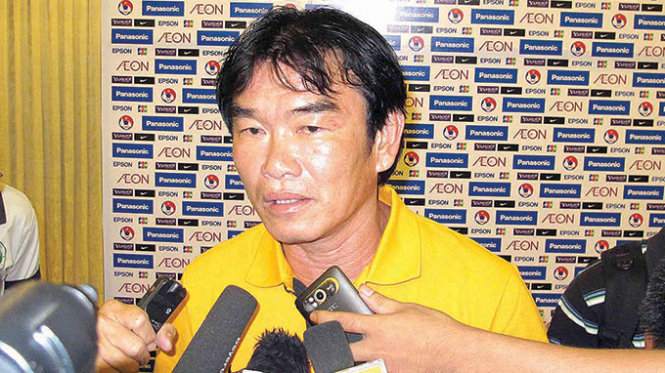 HLV Phan Thanh Hùng khi dẫn dắt đội tuyển VN ở AFF Cup 2012 - Ảnh: N.K.