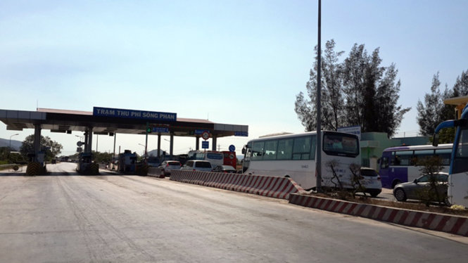 Tại trạm thu phí Sông Phan diễn ra tình trạng một bên vắng hoe, một bệnh chật ních vào chiều 14-2 - Ảnh: NG.Nam