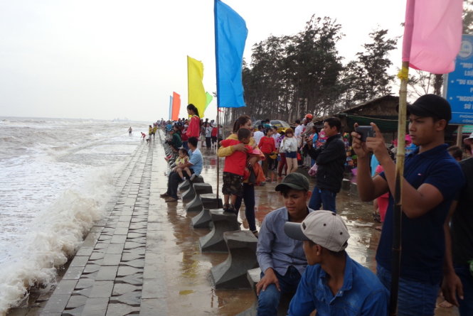 Trong dịp Tết Nguyên đán 2016, mỗi ngày bãi tắm biển Ba Động có hàng chục ngàn người đến tham quan, tắm biển