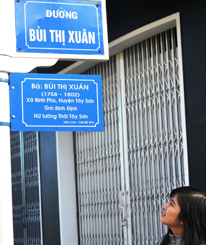 Bảng tên đường được thuyết minh bằng những thông tin vắn tắt về tên tuổi, quê quán, công lao đóng góp của anh hùng, danh nhân - Ảnh: Lê Trung