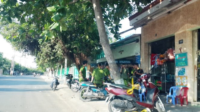 Công an đang khám nghiệm hiện trường vụ án - Ảnh: NGUYỄN NAM
