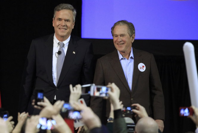 Cựu Tổng thống Mỹ George W. Bush (phải) bên cạnh em trai Jeb trong cuộc vận động tranh cử ở South Carolina - Ảnh: Reuters