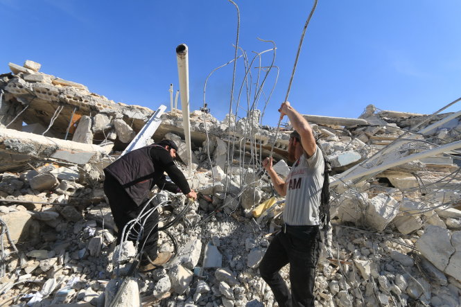 Người Syria tìm kiếm nạn nhân mất tích trong vụ không kích phá hủy một bệnh viện của tổ chức Bác sĩ không biên giới (MSF) ở Marat Numan, tỉnh Idlib - Ảnh: Reuters