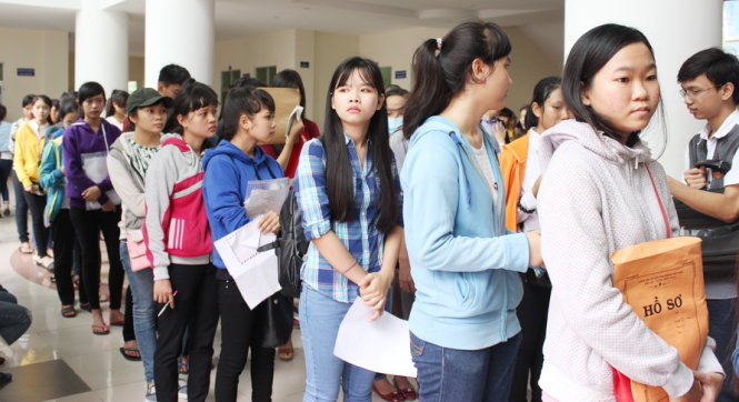 Nhiều phụ huynh và sinh viên cũng cho rằng cần phải điều chỉnh ưu tiên trong tuyển sinh cho hợp lý. Trong cảnh: Thí sinh xếp hàng chờ nộp và rút hồ sơ đăng ký xét tuyển ĐH năm 2015 tại Trường ĐH Sư phạm TP.HCM