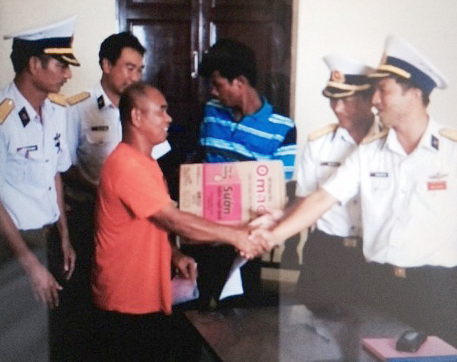 Ông Anthongradulet, ngư dân Philippines bị nạn (thứ tư từ phải sang)- được bàn giao tại UBND xã Sinh Tồn - Ảnh: Quốc Anh