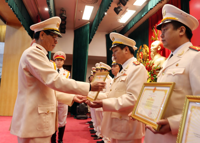 Bộ Công an trao bằng khen cho lực lượng truy nã thuộc công an các tỉnh đã có thành tích xuất sắc - Ảnh: Hoàng Điệp