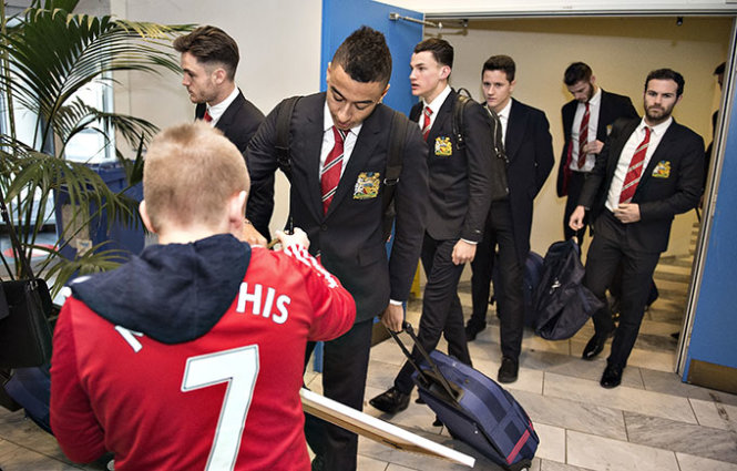 Các cầu thủ đội Manchester United ký tặng CĐV Đan Mạch khi đặt chân đến sân bay Karup chuẩn bị cho trận gặp Midtjylland - Ảnh: Reuters