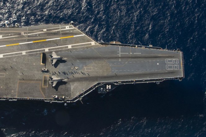 Hai chiến đấu cơ F-35C Lightning II chuẩn bị cất cánh từ tàu sân bay USS Nimitz - Ảnh: US Navy