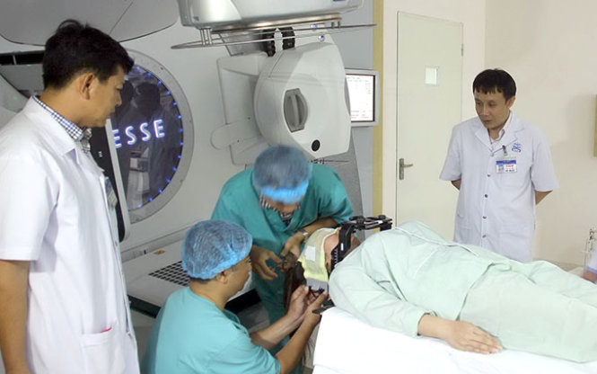 Bác sĩ Trung tâm ung bướu Bệnh viện Trung ương Huế đang xạ trị gia tốc cho bệnh nhân bị u dị dạng mạch máu não - Ảnh: Nguyên Linh