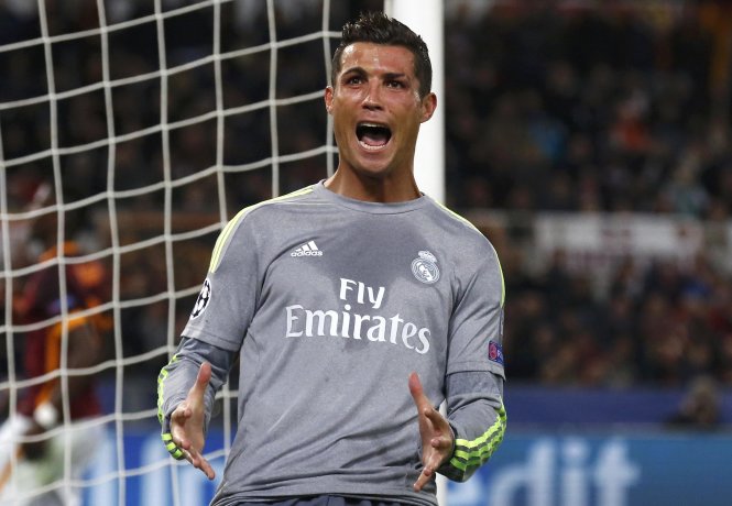 Ronaldo nỗ lực tột cùng trong trận gặp Roma - Ảnh: Reuters