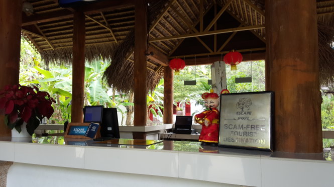 Tấm bảng cam kết “Điểm đến không lừa đảo” được đặt ngay quầy vé của công viên - Ảnh: Trường Sơn