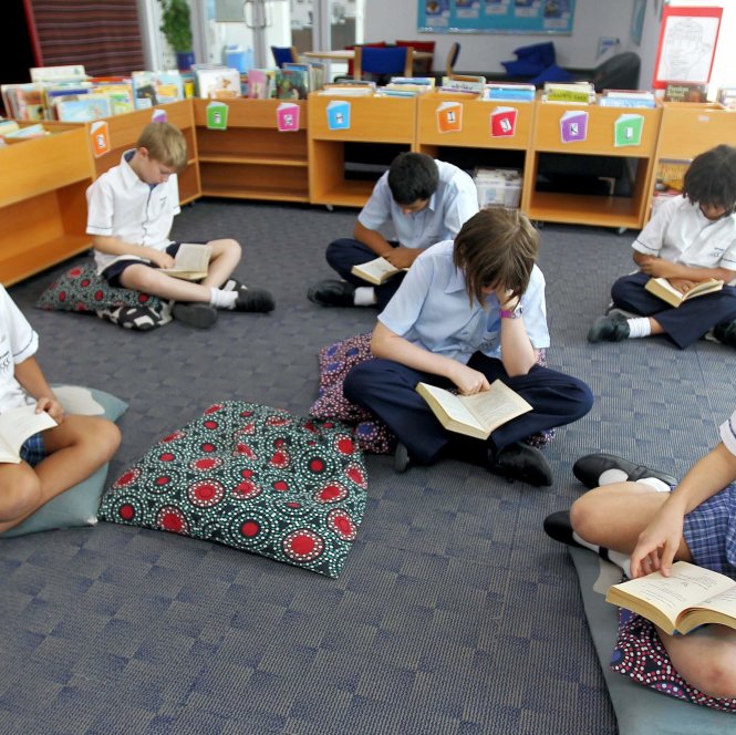 Các học sinh Trường Uptown School ở Mirdiff, Dubai đang say sưa đọc sách Ảnh: Khaleejitimes