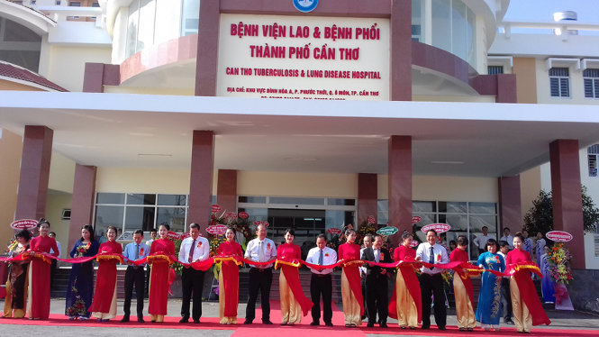 Cắt băng khánh thành và đưa vào sử dụng Bệnh viện Lao và Bệnh phổi Cần Thơ