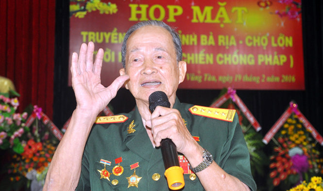 Đại tá- Anh hùng lực lượng vũ trang nhân dân Tư Cang xúc động đọc bài thơ gửi nhắn cùng bạn trẻ - Ảnh: Đông Hà