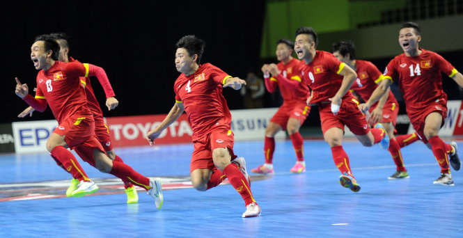 Các cầu thủ futsal VN ăn mừng chiến thắng lịch sử trước Nhật Bản. Ảnh: Quang Thắng