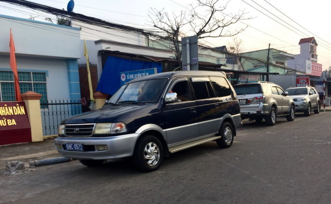 Hàng loạt xe biển xanh đến dự đám cưới - Ảnh: B.Đ