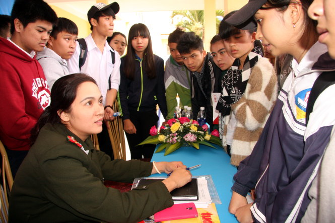 Đại úy Lại Thị Hiên - phó đội trưởng đội tổ chức đào tạo, phòng tổ chức cán bộ Công an tỉnh Đắk Lắk - tư vấn cho thí sinh trong chương trình tư vấn tuyển sinh - hướng nghiệp năm 2015. Năm nay, đại úy Hiên sẽ tiếp tục có mặt trong chương trình tại Đắk Lắk để tư vấn thông tin tuyển sinh của các trường công an - Ảnh: Trần Huỳnh