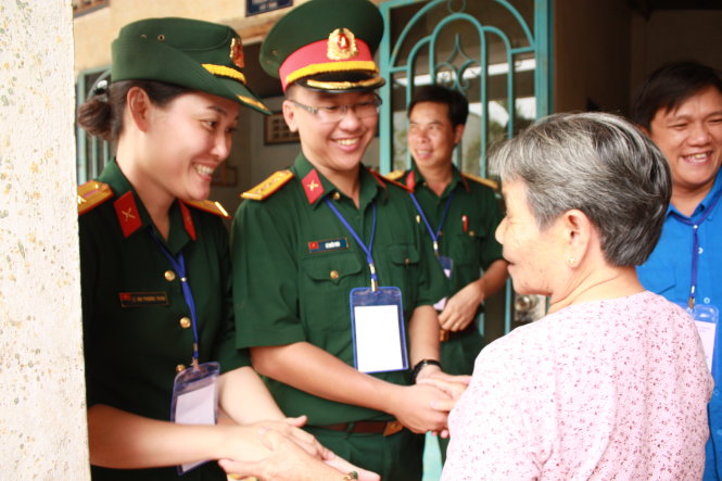 Thượng úy Lê Quốc Thái thăm mẹ Việt Nam anh hùng tại huyện Củ Chi (TP.HCM) - Ảnh: CTV