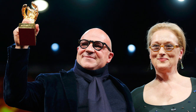 Đạo diễn Gianfranco Rosi (trái) nhận giải Gấu vàng LHP Berlin bên cạnh Trưởng ban giám khảo Meryl Streep - Ảnh: Reuters