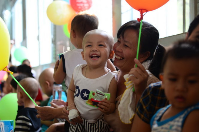 Nụ cười tươi rói của bé Hoàng Anh khi tham dự chương trình Bữa ăn đầu năm. Chương trình do những tình nguyện viên chương trình Ước mơ của Thúy - báo Tuổi Trẻ thực hiện. - Ảnh: Quang Định