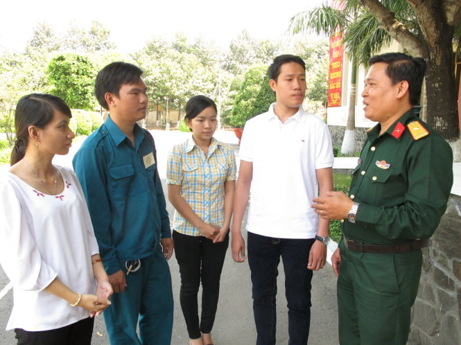Bạn Trần Đại Dương (thứ hai từ phải) tìm hiểu một số thông tin từ thiếu tá Lê Bảo Trân, chính trị viên phó Ban chỉ huy quân sự quận 12 (TP.HCM) - Ảnh: K.Anh