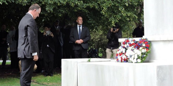 Thủ tướng John Key đặt hoa tưởng niệm nạn nhân động đất ở Christchurch sáng 22-2 - Ảnh: nzherald.co.nz