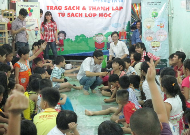 Một buổi hoạt động và sinh hoạt chuyên đề do nhóm “Sách và trẻ thơ” thực hiện tại lớp học ở Q.Tân Phú (TP.HCM) - Ảnh: Thu Huyền