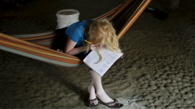 Điều nguy hiểm nhất là bài tập về nhà khiến cho trẻ ghét học - Ảnh: Reuters