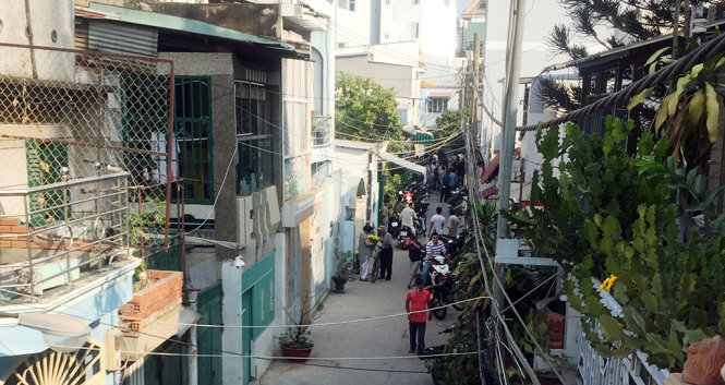 Hẻm thuộc cư xá Cửu Long, nơi phát hiện người đàn ông chết bất thường - Ảnh: Ngọc Khải