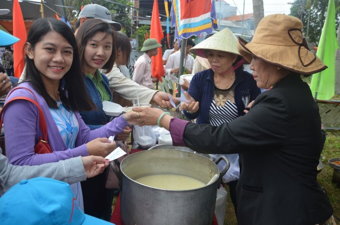Món chè bắp cuốn hút thực khách tham gia ngày hội - Ảnh: T.Ba
