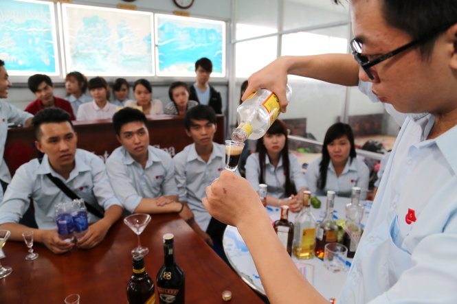 Sinh viên ngành quản trị nhà hàng khách sạn Trường CĐ nghề Kinh tế công nghệ TP.HCM thực hành pha chế thức uống - Ảnh: Như Hùng