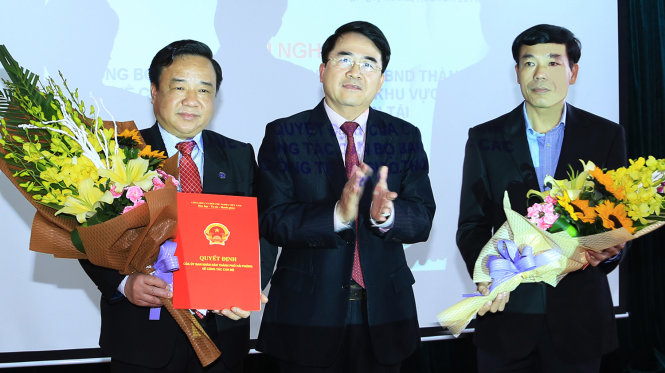 Ông Lê Khắc Nam, Phó chủ tịch thường trực UBND thành phố (giữa), công bố quyết định điều chuyển công tác đối với giám đốc BQL dự án khu vực các công trình giao thông vận tải Phạm Đức Hiệu (bìa phải) và bổ nhiệm ông Vũ Duy Tùng - Giám đốc Sở GTVT (bìa trái) kiêm nhiệm chức giám đốc BQL dự án - Ảnh: Duy Thính