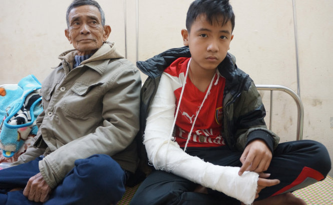 Em Đỗ Lân Anh đang điều trị tại Bệnh viện Đa khoa huyện Yên Định (Thanh Hóa) trong tình trạng bị bó một tay phải - Ảnh: Hà Đồng