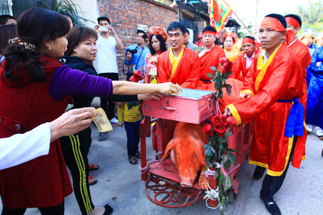 Lễ hội chém lợn tại khu phố Thượng (P.Khắc Niệm, TP Bắc Ninh) năm nay diễn ra nơi kín đáo. Trong ảnh: “Ông ỉn” được rước quanh làng, sau đó làm lễ khai đao - Ảnh: N.Khánh