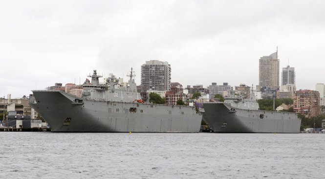 Hai chiếc tàu quân sự HMAS Canberra (trái) và HMAS Adelaide ở căn cứ hải quân Garden Island tại Sydney - Ảnh: Reuters