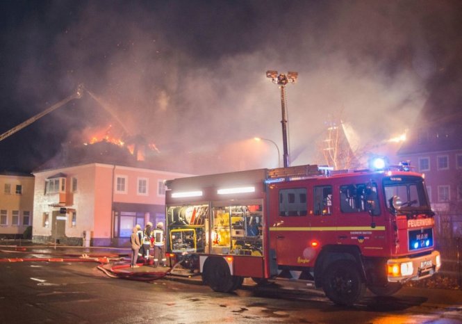 Lính cứu hỏa chữa cháy tòa nhà ở Bautzen dành cho người xin tị nạn - Ảnh: AFP